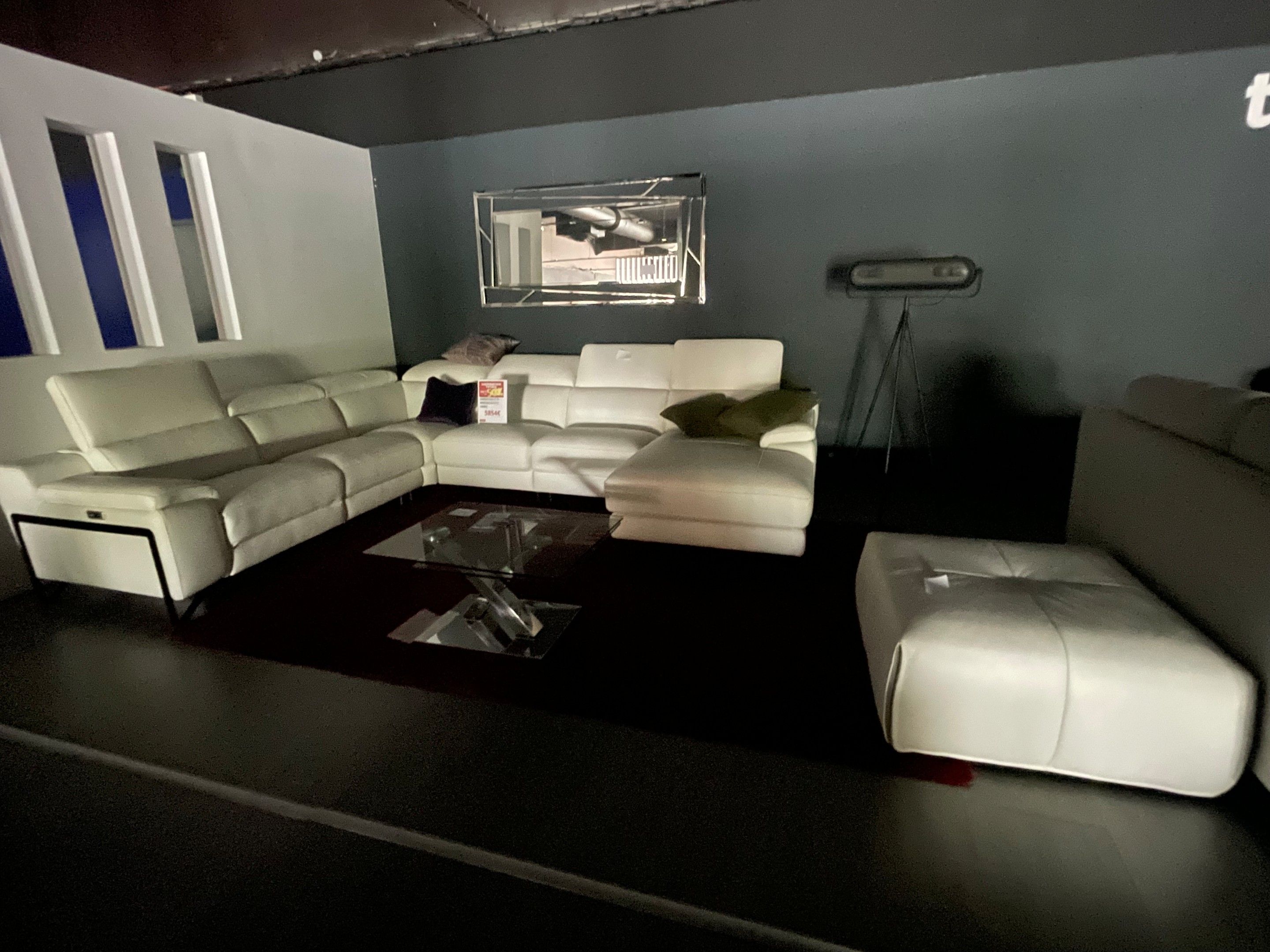 Grand canapé en cuir blanc formant un U avec pouf assorti + …