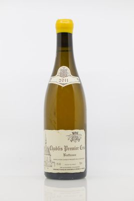 la bouteille de vin blanc est posée sur une surface blanche