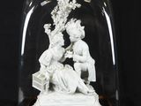 un dôme en verre sous lequel se trouve une figurine représentant un couple