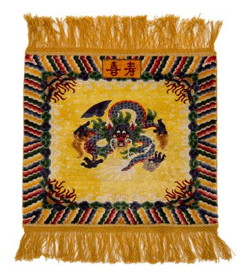 une tapisserie jaune ornée d'un dragon et de fleurs