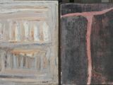 trois tableaux de couleurs et de formes différentes posés sur une table