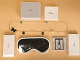 une boîte, une paire de lunettes, un collier et une paire de bandeaux