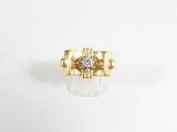 gros plan d'une bague en diamant sur une surface blanche