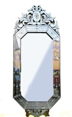 Très grand miroir en verre de Venise à décor gravé de fleurs…