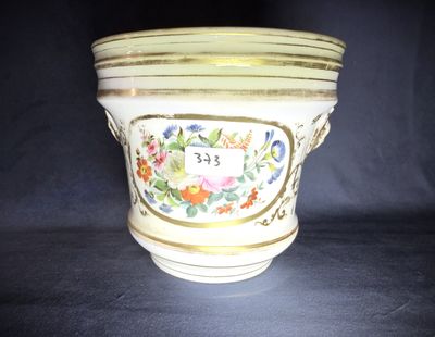 un vase blanc orné d'un motif floral