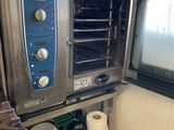 une image d'un four commercial dans une cuisine commerciale