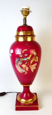 LIMOGES. Vase couvert en porcelaine rouge et or orné d'un oi…