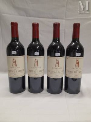 trois bouteilles de vin rouge sont alignées sur une table