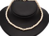 gros plan d'un collier de perles sur un mannequin