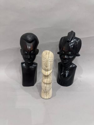 deux figurines en noir et blanc représentant un homme et une femme