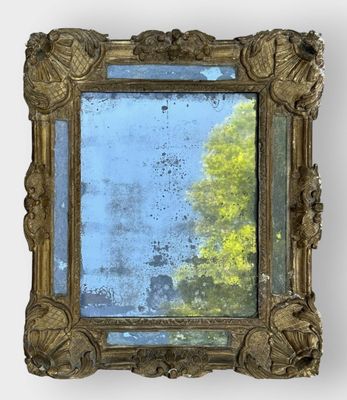 Miroir à parecloses en bois sculpté et doré, écoinçons à déc…