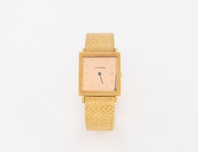 un gros plan d'une montre sur une surface blanche avec un fond blanc