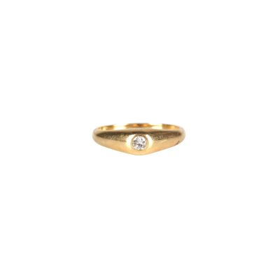 Gros plan sur une bague en or ornée d'un diamant