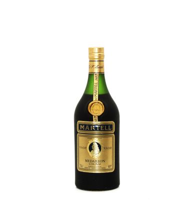 une bouteille de vin avec une étiquette dorée sur fond blanc