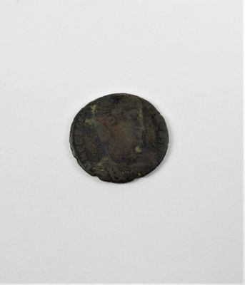 gros plan d'une pièce de monnaie sur une surface blanche
