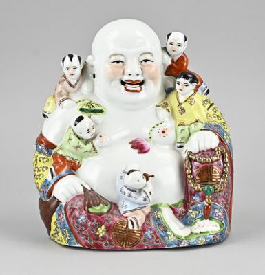 figurine en porcelaine chinoise représentant un Bouddha rieur avec cinq enfants