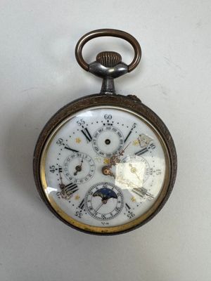 une montre de poche posée sur une table