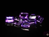 cubes d'améthorate violets sur fond noir