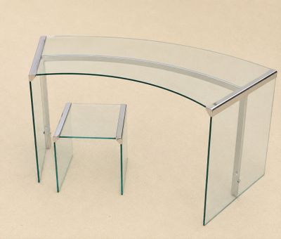 une table en verre avec un plateau en verre et une petite table avec un plateau en verre