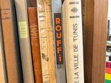 les nombreux livres qui se trouvent sur l'étagère dans la pièce
