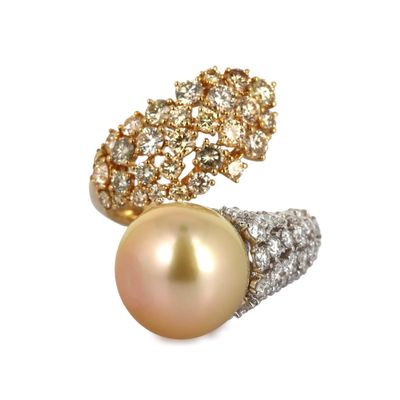 une image d'une bague en perles et diamants sur fond blanc