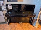 un piano posé à même le sol dans une pièce