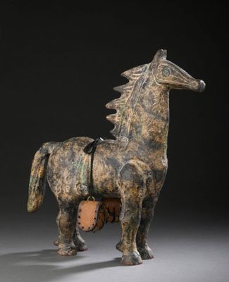 statue d'un cheval avec une selle sur le dos