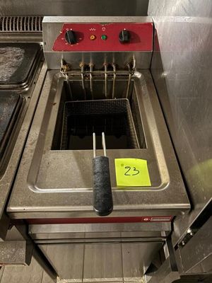 une photo d'une friteuse professionnelle dans une cuisine professionnelle