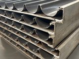 un gros plan sur une pile de tuyaux métalliques posée sur une table