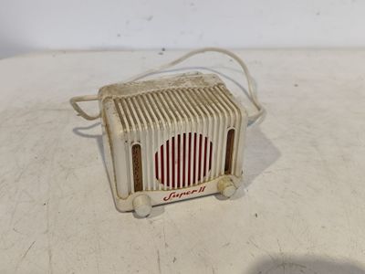 une petite radio posée sur une table