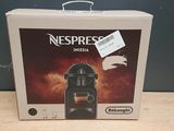 emballage d'une machine à expresso Nespresso posée sur une table