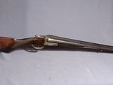 un vieux fusil avec une poignée en bois sur fond blanc