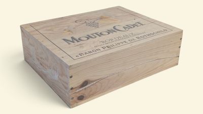 une boîte en bois portant une étiquette