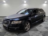 une image d'une audi wagon noire garée dans un garage