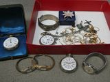 une boîte rouge contenant tout un tas de bijoux