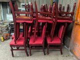 many chairs that are sitting in a pile on the ground