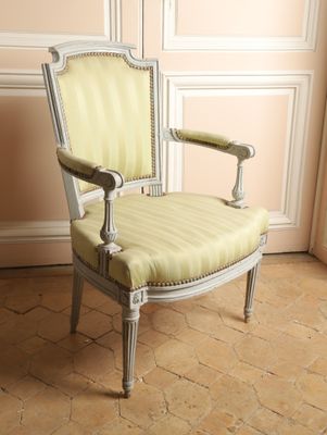 une chaise qui se trouve dans le coin d'une pièce