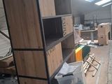 une pièce avec beaucoup de cartons et des cartons sur le sol