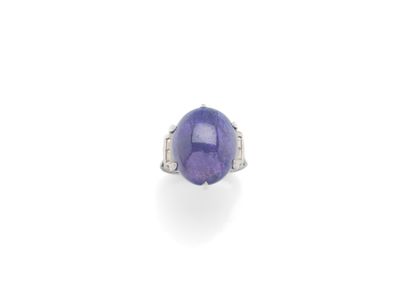 une bague en saphir et diamant