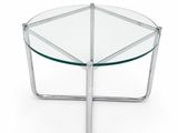 une table basse en verre avec des pieds en métal et un plateau en verre