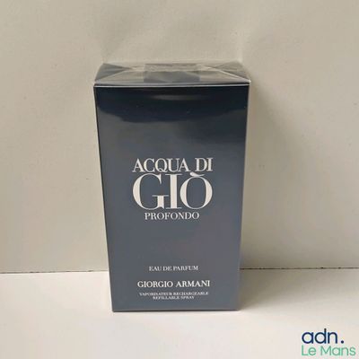 une photo d'un flacon d'eau de Cologne « Acqua di Gio » pour homme posé sur une surface blanche