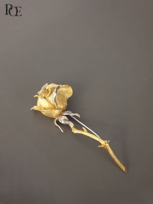 une rose dorée qui gît par terre