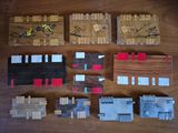 de nombreux morceaux de bois posés sur une table