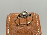 un gros plan d'une bague en diamant posée sur un écrin en cuir marron