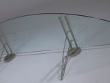 une table en verre avec un plateau en verre posée sur un piètement blanc