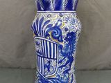 un vase bleu et blanc posé sur une table