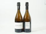 deux bouteilles de vin posées l'une à côté de l'autre sur une table