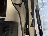une photo montrant un porte-skis et des bâtons de ski dans une pièce