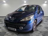 la photo d'une voiture bleue garée dans un garage