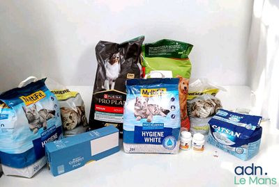 de nombreux types différents d'aliments pour chats sur le comptoir